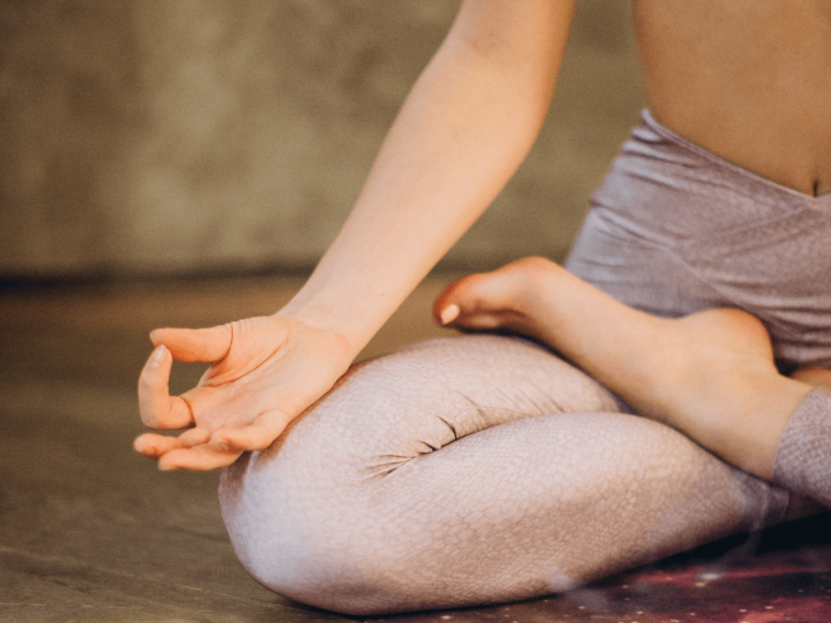 Ragazza pratica yoga per il bene di mente e corpo
